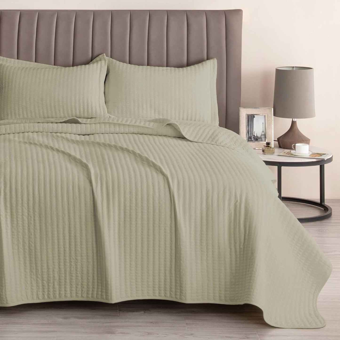 King Quilt Bedding Set, 3-Piece Lightweight Summer Channel Stitch Quilt Set with Shams, Ultra Soft Light Grey Bedspreads, Quilted Bedding Coverlets for All Seasons