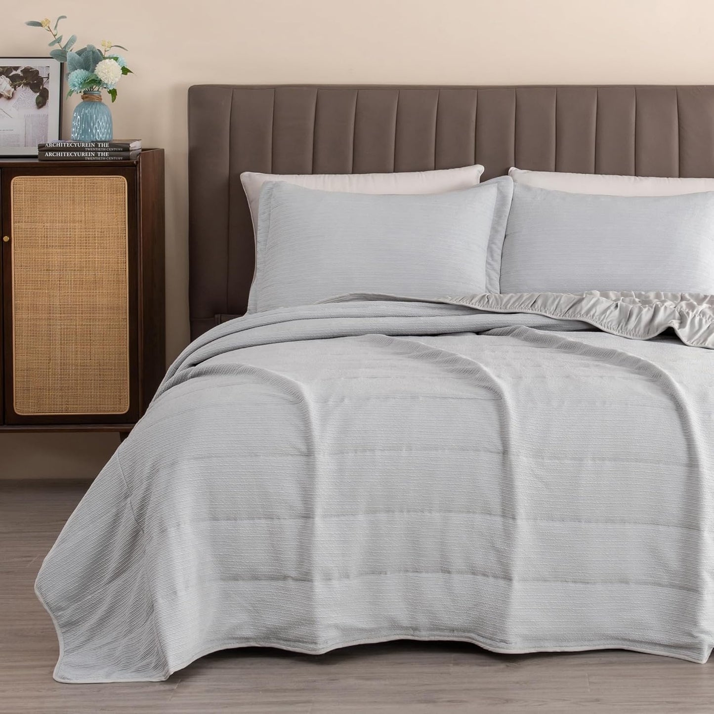 King Quilt Bedding Set, 3-Piece Lightweight Summer Channel Stitch Quilt Set with Shams, Ultra Soft Light Grey Bedspreads, Quilted Bedding Coverlets for All Seasons
